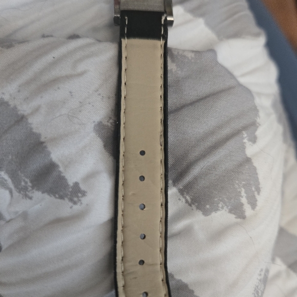 Gucci quartz silver and black watch. - Picture 8 of 11